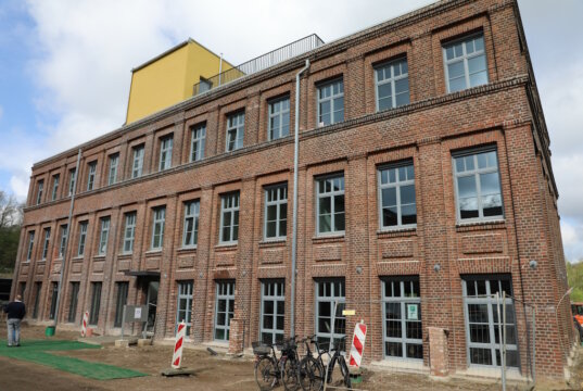 Die frühere Rasspe-Lehrwerkstatt erstrahlt in neuem Glanz. Nach fast 130 Jahren Industriegeschichte wurde jetzt der ehemalige Rasspe-Standort in Stöcken als „Change.Campus“ wiederbelebt. (Foto: © Bastian Glumm)