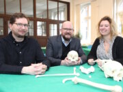 Christoph Anderssohn (li.), Achim Willke von der Geschäftsleitung von Solingen.Business, und Leonie Schubert vom CHECK! Schülerforschungszentrum Solingen präsentieren das Kursprogramm für das Sommersemester. Die gezeigten Exponate stehen im Zusammenhang mit Bildungsangeboten in Kooperation mit dem Neanderthal Museum. (Foto: © Bastian Glumm)