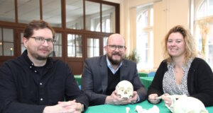 Christoph Anderssohn (li.), Achim Willke von der Geschäftsleitung von Solingen.Business, und Leonie Schubert vom CHECK! Schülerforschungszentrum Solingen präsentieren das Kursprogramm für das Sommersemester. Die gezeigten Exponate stehen im Zusammenhang mit Bildungsangeboten in Kooperation mit dem Neanderthal Museum. (Foto: © Bastian Glumm)