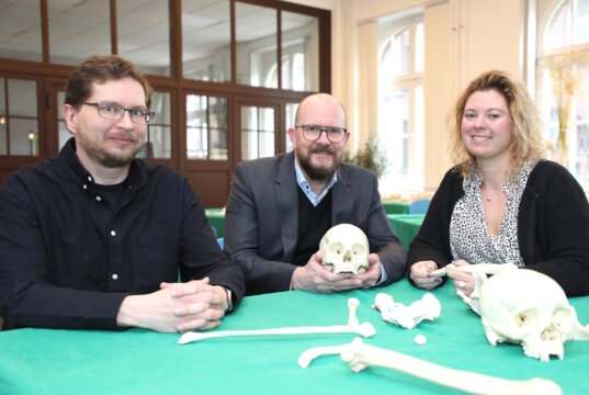 Christoph Anderssohn (li.), Achim Willke von der Geschäftsleitung von Solingen.Business, und Leonie Schubert vom CHECK! Schülerforschungszentrum Solingen präsentieren das Kursprogramm für das Sommersemester. Die gezeigten Exponate stehen im Zusammenhang mit Bildungsangeboten in Kooperation mit dem Neanderthal Museum. (Foto: © Bastian Glumm)