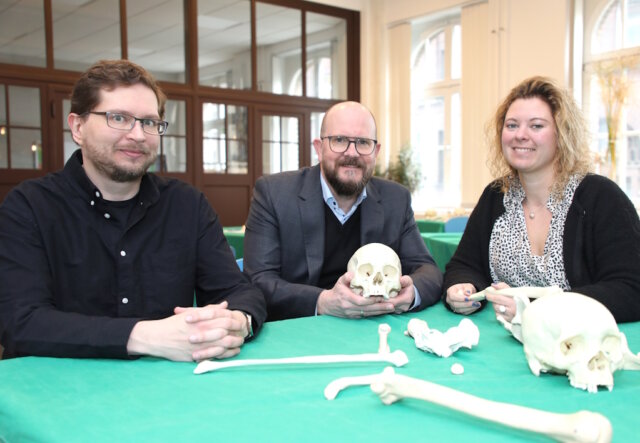 Christoph Anderssohn (li.), Achim Willke von der Geschäftsleitung von Solingen.Business, und Leonie Schubert vom CHECK! Schülerforschungszentrum Solingen präsentieren das Kursprogramm für das Sommersemester. Die gezeigten Exponate stehen im Zusammenhang mit Bildungsangeboten in Kooperation mit dem Neanderthal Museum. (Foto: © Bastian Glumm)