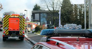 Zu einem Gefahrguteinsatz rückte die Feuerwehr an Freitagmittag nach Aufderhöhe aus. Bei der Abwasseraufbereitung in einem Galvanobetrieb an der Straße An den Eichen kam es zu einer unplanmäßigen chemischen Reaktion. (Foto: © Das SolingenMagazin)