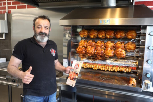 Mehmet Kum ist Inhaber des Chicken Welt an der Focher Straße in Solingen. Der Gastronom setzt auf Frische und Qualität. (Foto: © Bastian Glumm)