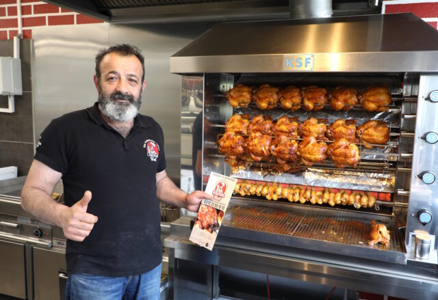 Mehmet Kum ist Inhaber des Chicken Welt an der Focher Straße in Solingen. Der Gastronom setzt auf Frische und Qualität. (Foto: © Bastian Glumm)