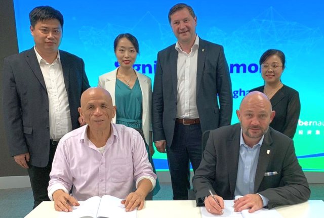 china-peking-wirtschaftsreise-wirtschaftsfoerderung Derzeit befindet sich eine Solinger Wirtschaftsdelegation um Oberbürgermeister Tim Kurzbach und Wirtschaftsförderer Frank Balkenhol in China, jetzt wurden mehrere Absichtserklärungen zu Kooperationen unterzeichnet. (Foto: © Stadt Solingen)