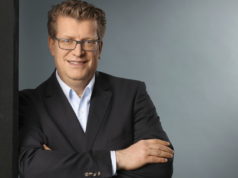 Walbusch-Chef Christian Busch hofft, dass alle 40.000 Masken ihre Abenhmer finden. Denn dann könnten satte 100.000 Euro in karitative Einrichtungen fließen. (Foto: © Walbusch)