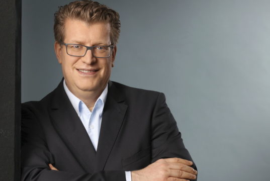 Walbusch-Chef Christian Busch hofft, dass alle 40.000 Masken ihre Abenhmer finden. Denn dann könnten satte 100.000 Euro in karitative Einrichtungen fließen. (Foto: © Walbusch)