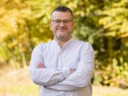 Christoph Ziegler, systemischer Coach und Social Media Manager, begleitet Unternehmen und Selbstständige auf dem Weg zu einer klaren, authentischen digitalen Präsenz. (Foto: © Daniel Schmitt / Spitzlicht Fotografie Wuppertal)