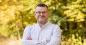Christoph Ziegler, systemischer Coach und Social Media Manager, begleitet Unternehmen und Selbstständige auf dem Weg zu einer klaren, authentischen digitalen Präsenz. (Foto: © Daniel Schmitt / Spitzlicht Fotografie Wuppertal)