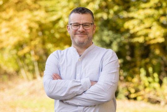 Christoph Ziegler, systemischer Coach und Social Media Manager, begleitet Unternehmen und Selbstständige auf dem Weg zu einer klaren, authentischen digitalen Präsenz. (Foto: © Daniel Schmitt / Spitzlicht Fotografie Wuppertal)