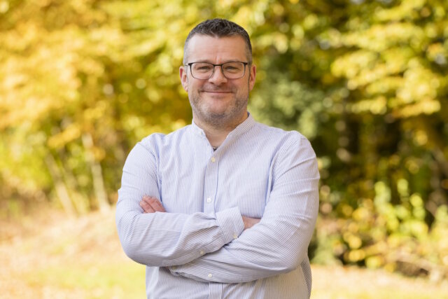 Christoph Ziegler, systemischer Coach und Social Media Manager, begleitet Unternehmen und Selbstständige auf dem Weg zu einer klaren, authentischen digitalen Präsenz. (Foto: © Daniel Schmitt / Spitzlicht Fotografie Wuppertal)
