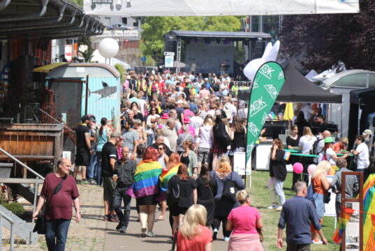 Tausende Menschen feierten am Samstag ausgelassen den "Klingenpride", den ersten Christopher Street Day in Solingen überhaupt. (Foto: © Bastian Glumm)