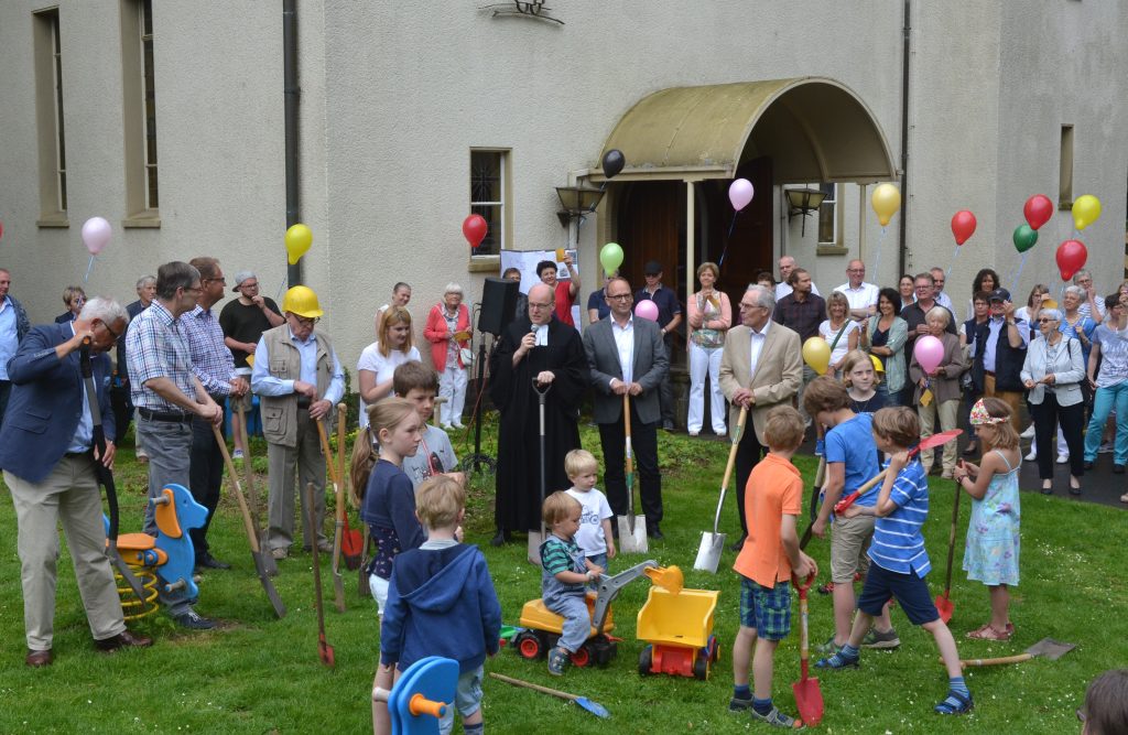 Am Sonntag wurde der erste - symbolische - Spatenstich für den Umbau des Gemeindezentrums der Christuskirche in Rupelrath vollzogen. Die eigentlichen Bauarbeiten beginnen am 12. Juni. (Foto: © Evangelische Kirchengemeinde Rupelrath)