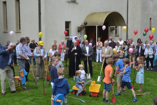 Am Sonntag wurde der erste - symbolische - Spatenstich für den Umbau des Gemeindezentrums der Christuskirche in Rupelrath vollzogen. Die eigentlichen Bauarbeiten beginnen am 12. Juni. (Foto: © Evangelische Kirchengemeinde Rupelrath)