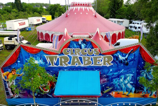 Der Circus Traber gastiert in Solingen-Ohligs und präsentiert eine kunterbunte Show. (Foto: © Circus Traber)