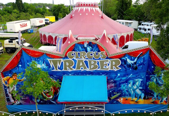 Der Circus Traber gastiert in Solingen-Ohligs und präsentiert eine kunterbunte Show. (Foto: © Circus Traber)