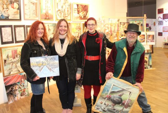 Seit Samstag mit ihrer Kunst in den Clemens-Galerien zu bewundern: v.li. Siggy Mary, Anna Baumbach, SaBo (Saskia Bela) und Lothar Ruthmann. (Foto: © Bastian Glumm)