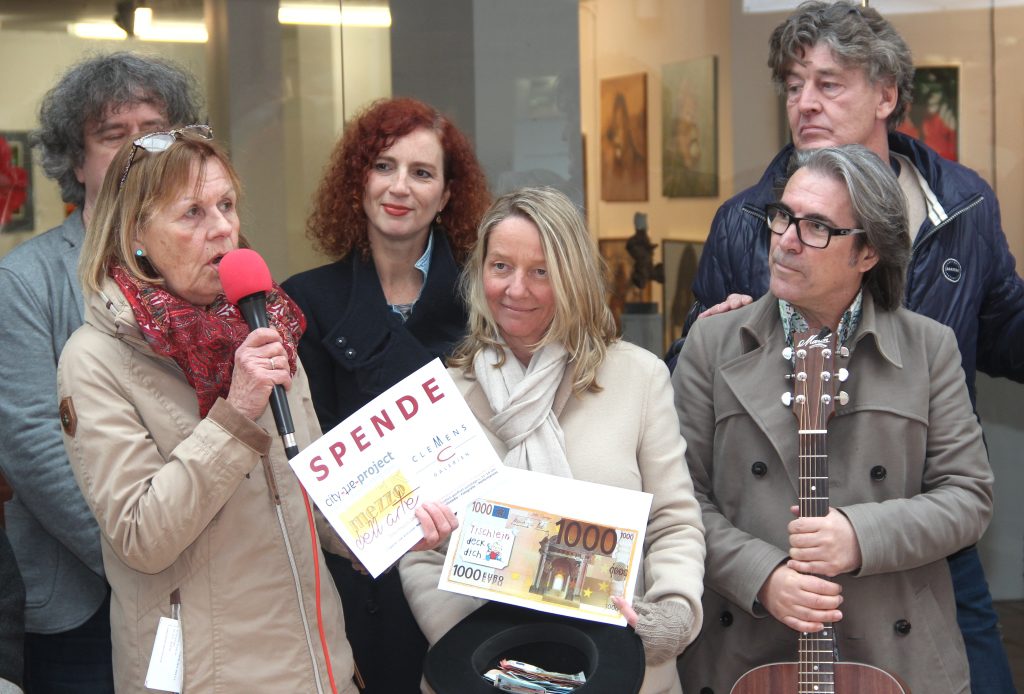 Künstler und Besucher der Clemens-Galerien sammelten für "Tischlein deck dich", der neue Investor des Einkaufscenters rundete großzügig auf. Vereinsvorsitzende Ulla Feldhaus (li.) freute sich über die Zuwendung. (Foto: © B. Glumm)