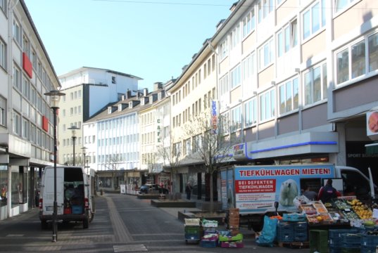 Man wird sich an den Gedanken gewöhnen müssen, dass Einzelhandel an der unteren Hauptstraße demnächst auch in den weiteren Planungen gar keine Rolle mehr spielen wird. Ob ein Mix aus Wohnen, Dienstleistungen und Gastronomie dort zum Erfolg führen wird, muss sich zeigen. (Foto: © Bastian Glumm)