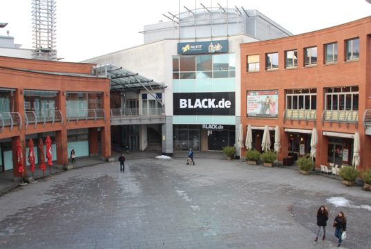 Die Clemens-Galerien in der Solinger Innenstadt. Viele Geschäfte des Einkaufszentrums stehen nach wie vor leer. (Foto: © Bastian Glumm)