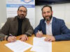 Mit einem Handschlag und der Unterzeichnung des Vertrags besiegelten Rosario Lo Vacco (Colibri Sprachstudio, li.) und Erkan Benchikhi (EVB Training GmbH, Leiter Zentrale Dienste, re.) nun ganz offiziell ihre Zusammenarbeit. (Foto: © Bastian Glumm)