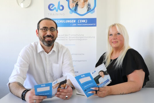 Luden jetzt zum Info-Nachmittag nach Düsseldorf ein: Alexa Rama von der EVB Training GmbH und Rosario Lo Vacco von Colibri Bildung. (Foto: © Bastian Glumm)