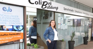 Dozentin Sabrina Vitale lädt zum Slang-Workshop ins Colibri Sprachstudio in Solingen-Ohligs ein. (Foto: © Bastian Glumm)