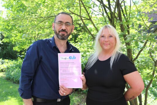 Laden am 9. Mai zum Info-Nachmittag nach Solingen-Ohligs ein: Alexa Rama von der EVB Training GmbH und Rosario Lo Vacco von Colibri Bildung. (Foto: © Bastian Glumm)