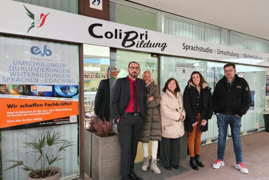 Aus dem "Colibri-Sprachstudio" wird ab sofort offiziell "Colibri-Bildung". Rosario Lo Vacco (li.) und sein Team freuen sich auf das neue Jahr. (Foto: © Colibri-Bildung)