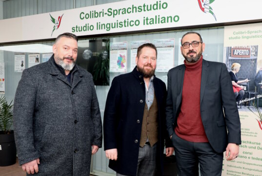 Arbeiten zusammen: v.li. Marcus Gerlach und Dennis Neumann von der Bildung trifft Wirtschaft GmbH mit Rosario Lo Vacco, Inhaber des Colibri-Sprachstudios in Ohligs. (Foto: © Bastian Glumm)