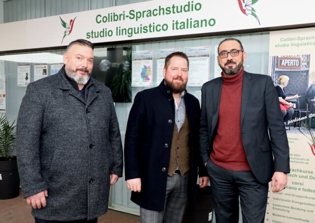 Arbeiten zusammen: v.li. Marcus Gerlach und Dennis Neumann von der Bildung trifft Wirtschaft GmbH mit Rosario Lo Vacco, Inhaber des Colibri-Sprachstudios in Ohligs. (Foto: © Bastian Glumm)