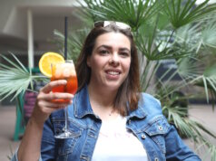 Sabrina Vitale, stellvertretende Studioleiterin des Colibri-Sprachstudios und Italienisch-Muttersprachlerin, vermittelt beim Urlaubsworkshop am 22. Juni nicht nur die Sprache, sondern auch italienisches Lebensgefühl. (Foto: © Bastian Glumm)