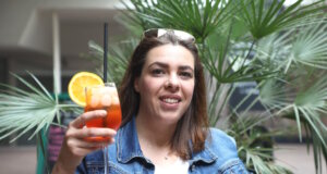 Sabrina Vitale, stellvertretende Studioleiterin des Colibri-Sprachstudios und Italienisch-Muttersprachlerin, vermittelt beim Urlaubsworkshop am 22. Juni nicht nur die Sprache, sondern auch italienisches Lebensgefühl. (Foto: © Bastian Glumm)