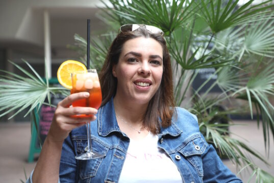Sabrina Vitale, stellvertretende Studioleiterin des Colibri-Sprachstudios und Italienisch-Muttersprachlerin, vermittelt beim Urlaubsworkshop am 22. Juni nicht nur die Sprache, sondern auch italienisches Lebensgefühl. (Foto: © Bastian Glumm)