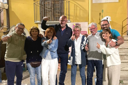 Das Colibri-Sprachstudio um Inhaber Rosario Lo Vacco (re.) lädt im Mai zur zweiten Sprachreise nach Sizilien ein. Piero Caico (li.), Eigentümer des Case Albergo "al Cortiletto" in Licata, freut sich auf seine Gäste. (Foto: © Colibri-Sprachstudio)