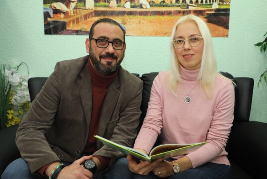 Svitlana Glumm unterrichtet ab sofort Ukrainisch und Russisch im Sprachstudio-Colibri. Rosario Lo Vacco, Inhaber der Ohligser Sprachschule, freut sich über die Erweiterung des Angebotes. (Foto: © Bastian Glumm)