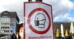 Auch in der Fußgängerzone in der Solinger Innenstadt gilt wegen der Corona-Pandemie derzeit Maskenpflicht. (Foto: © Bastian Glumm)
