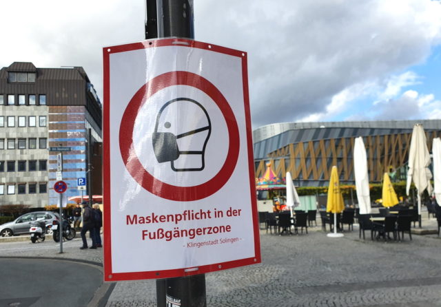 Auch in der Fußgängerzone in der Solinger Innenstadt gilt wegen der Corona-Pandemie derzeit Maskenpflicht. (Foto: © Bastian Glumm)