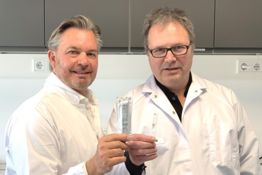 Dirk Rolf Gieselmann, Vorstand der Unternehmsgruppe Matrix Biotech AG und Dr. Peter Möller, Geschäftsführer der dentognostics GmbH. (Foto: © dentognostics GmbH).