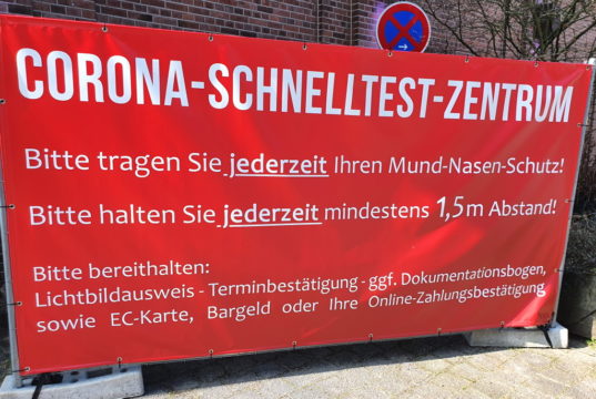 In der Alten Maschinenhalle auf dem Gelände des Gründer- und Technologiezentrums befindet sich ein Corona-Schnelltest-Zentrum. (Foto: © Bastian Glumm)