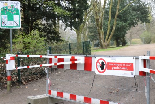 Coronavirus: Spielplätze und Parks sind in Solingen für den Publikumsverkehr komplett gesperrt. Soziale Kontakte sollen so vermieden werden. (Foto: © Bastian Glumm)