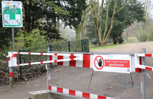 Coronavirus: Spielplätze und Parks sind in Solingen für den Publikumsverkehr komplett gesperrt. Soziale Kontakte sollen so vermieden werden. (Foto: © Bastian Glumm)