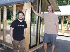 Marius Anger (re.) geht mit seinem Startup neue, innovative Wege. Der Jungunternehmer stellt Tierfutter aus Insekten her. Phil Derichs, Leiter des Gründer- und Technologiezentrums, unterstützt ihn dabei. (Foto: © Bastian Glumm)