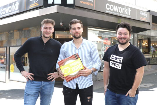 Fabian Kukral (li.) und Marco Di Gangi wollen Pizzakartons als Werbeträger vermarkten. Mit dieser Idee haben sie am Programm “bergsteiger accelerator” der Solinger Wirtschaftfsförderung teilgenommen. Start-Up-Manager Phil Derichs (re.) unterstützt die beiden Gründer. (Foto: © Bastian Glumm)