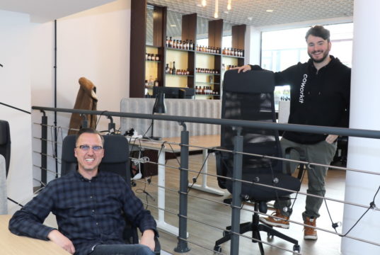 Sven Wagner (li.), Prokurist des Gründer- und Technologiezentrums Solingen sowie Entwickler der Coworking-Idee in der Klingenstadt, und Startup-Manager Phil Derichs im Coworking-Space Mitte an der Linkgasse. (Foto: © Bastian Glumm)