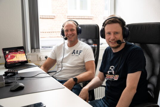 Maik Thiele (li.) und Sascha Staat kommetieren die Olympischen Spiele vom Solinger Coworking Space aus. (Foto: © Daniel Rüsseler)