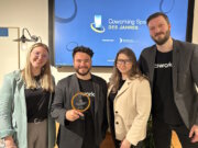 Freuen sich über den Coworkingpreis 2025, v.li. Franziska Schurr, Phil Derichs, Laura-Sophie Voß und Marius Borkenhagen von Solingen.Business. (Foto: © Solingen.Business)