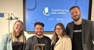 Freuen sich über den Coworkingpreis 2025, v.li. Franziska Schurr, Phil Derichs, Laura-Sophie Voß und Marius Borkenhagen von Solingen.Business. (Foto: © Solingen.Business)