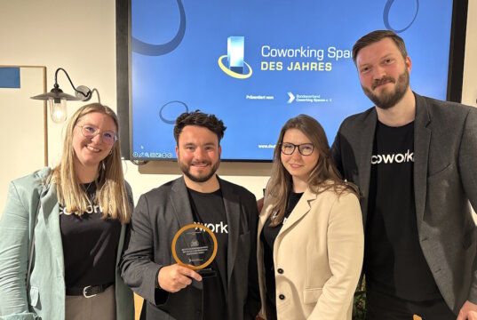 Freuen sich über den Coworkingpreis 2025, v.li. Franziska Schurr, Phil Derichs, Laura-Sophie Voß und Marius Borkenhagen von Solingen.Business. (Foto: © Solingen.Business)