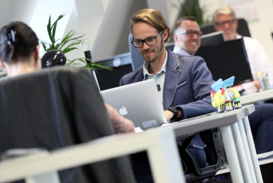 Coworkit – dieser Name steht im Solinger Gründer- und Technologiezentrum (GuT) für die nächste Unternehmergeneration. Startups, also Gründerunternehmen, arbeiten im GuT in einem Coworking-Space, einer Art Großraumbüro, als „Co-Worker“ kollegial Seite an Seite. (Foto: © coworkit – Coworking Space Solingen)